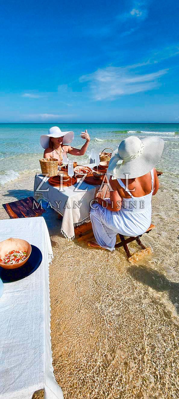 Personas disfrutando Zizal Mayan Cuisine
